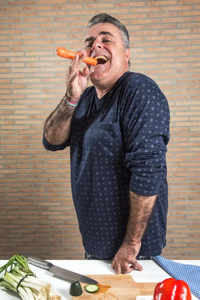 Homem fumando uma cenoura — Fotografia de Stock