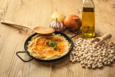 Ev yapımı humus sarımsak ve soğan kırmızı biber ile