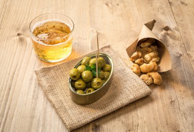 Bira kap ve zeytin Domuz kızartması