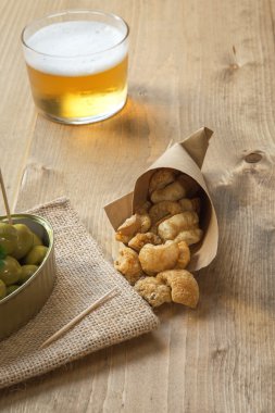 Bira kap ve zeytin Domuz kızartması