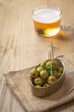 Bira kap ve zeytin Domuz kızartması