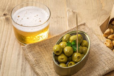 Bira kap ve zeytin Domuz kızartması