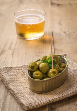 Bira kap ve zeytin Domuz kızartması