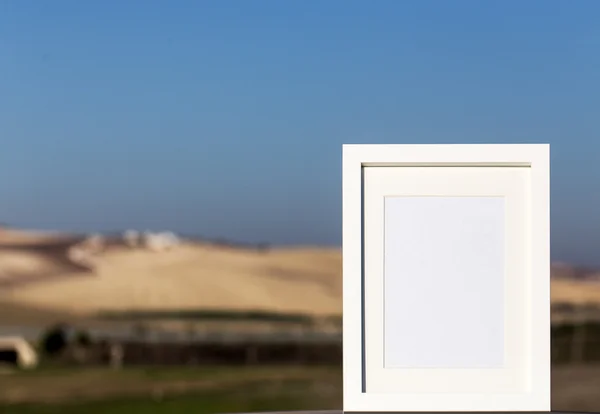 Fotoframe met de achtergrond landschap en straten — Stockfoto