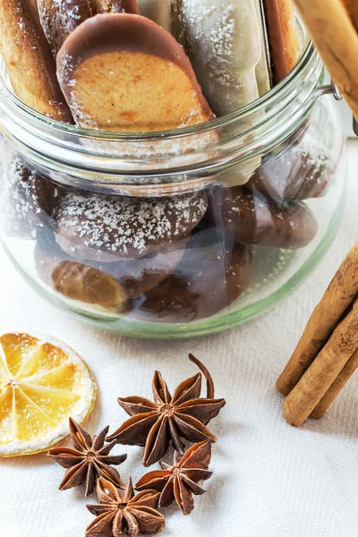 Galletas surtidas en mesa de madera — Foto de Stock