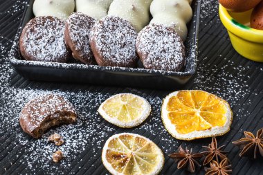 Ahşap masa üzerinde çeşitli tanımlama bilgileri