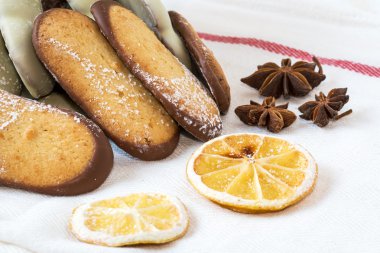 Ahşap masa üzerinde çeşitli tanımlama bilgileri