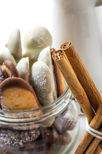 Galletas surtidas en mesa de madera — Foto de Stock