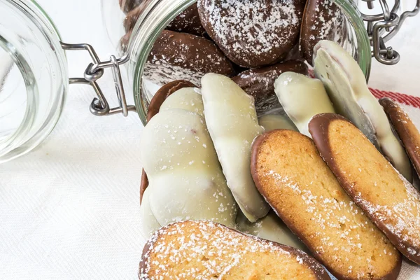 Galletas surtidas en mesa de madera — Foto de Stock