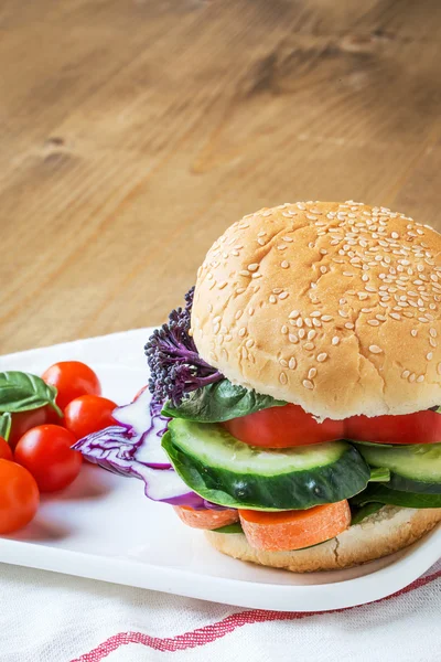 Vegan burger with fresh vegetables — Stock Photo, Image