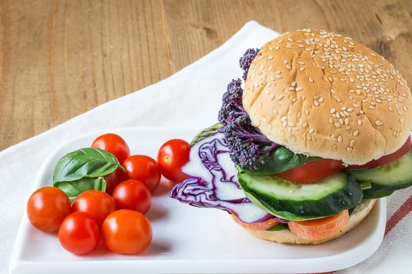 Vegan burger with fresh vegetables — Stock Photo, Image