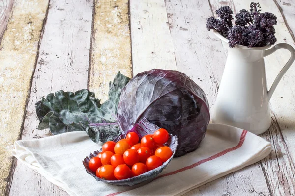 Healthy Fresh tomatoes cherryes and vegetables — Stock Photo, Image