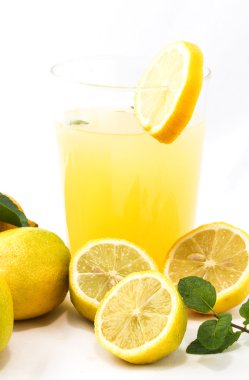 Meyve suyu içecekler limonata nane ile