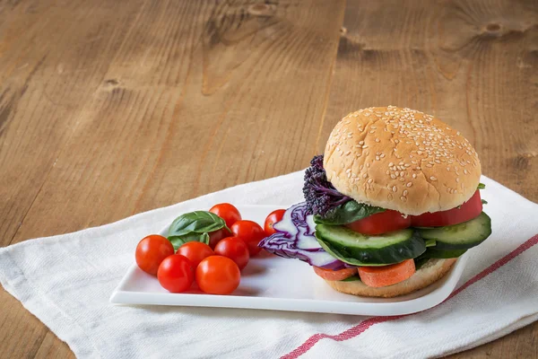 Vegan burger with fresh vegetables — Stock Photo, Image