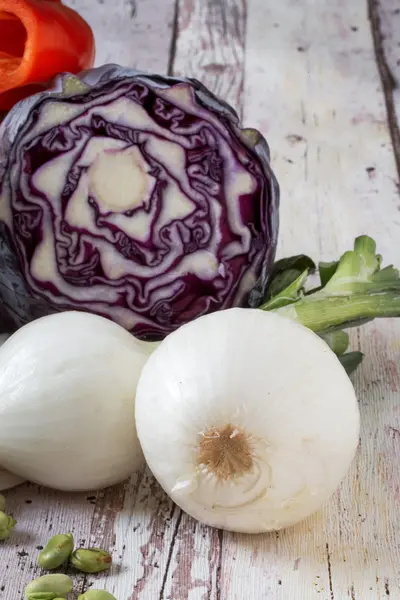 Frische Zwiebeln und gesunde Ernährung mit frischem Gemüse — Stockfoto