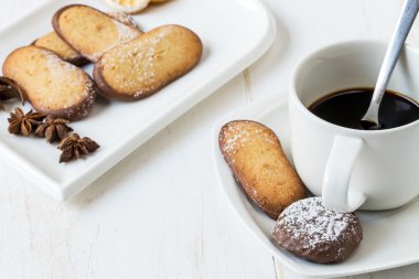 Çeşitli tanımlama bilgileri ve ahşap masa kahve