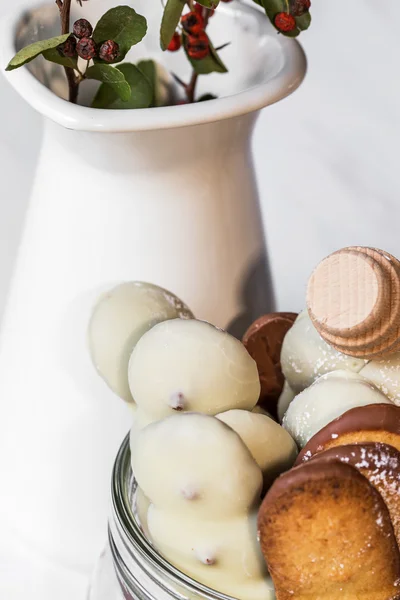 Sušenkami na dřevěný stůl — Stock fotografie