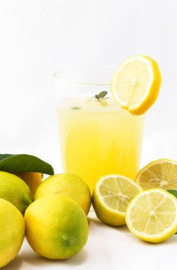 Meyve suyu içecekler limonata nane ile