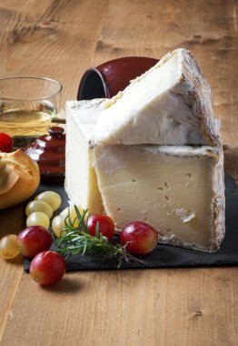 Üzüm, nane ve biberiye ile Manchego peynir