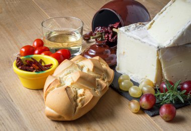Manchego peynir üzüm, nane ve biberiye, ekmek ve biber ile