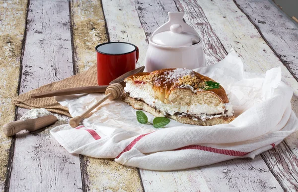 Gâteau à la crème avec sauce au chocolat et menthe et café — Photo