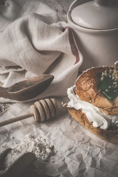 Bolo de reis com creme, café e hortelã, doce tradicional espanhol — Fotografia de Stock