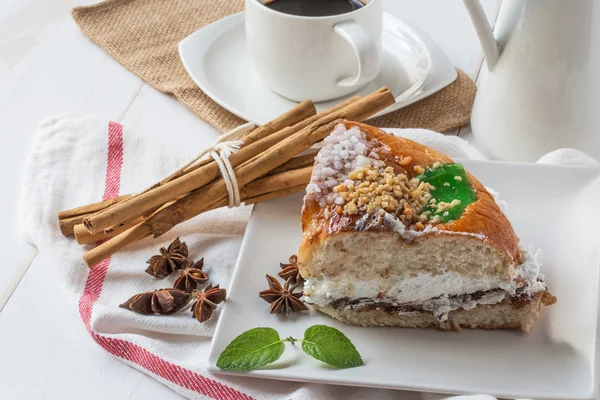Gros plan de gâteau en forme d'anneau avec sucre glace, crème, menthe, cannelle — Photo