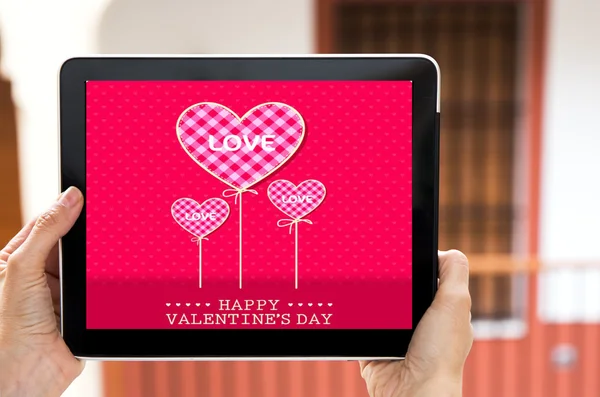 Hände halten Tablette mit Schild Valentinstag — Stockfoto