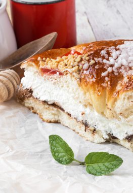 Çikolata sosu ve nane ve kahve kremalı pasta