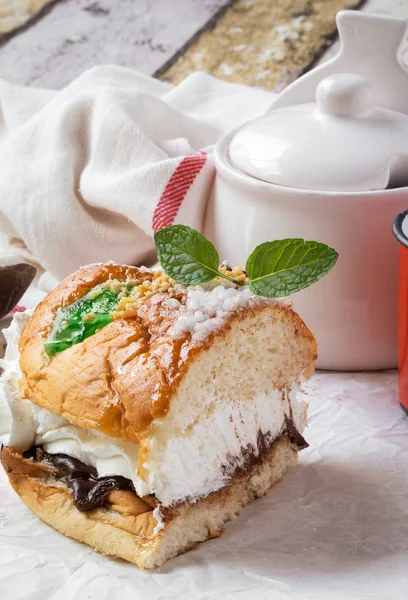 Кремовий торт з чашкою кави та баночки — стокове фото
