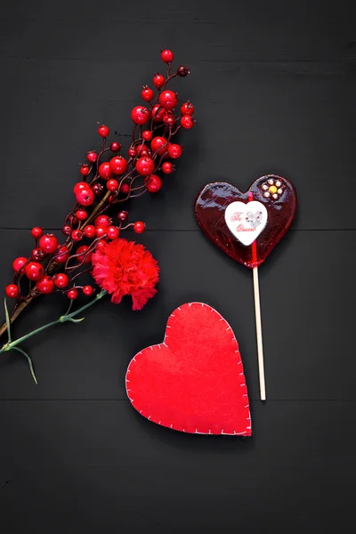 Valentinstag mit Herzen und roten Blumen — Stockfoto