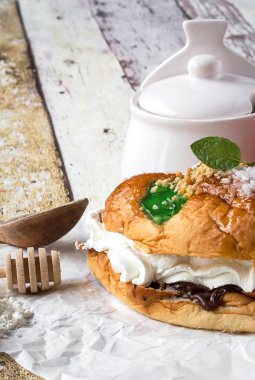 Çikolata sosu ve nane ve kahve kremalı pasta