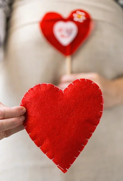 Nahaufnahme der Hand, die ein rotes Herz hält — Stockfoto