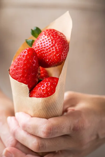 Close-up van de hand met heerlijke aardbeien — Stockfoto