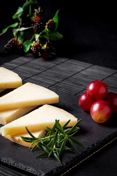 Primo piano di formaggio bianco affettato, pomodorini ciliegini e uva — Foto Stock