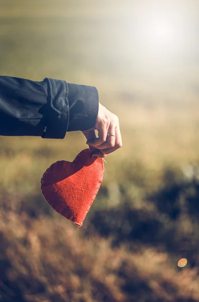 Primo piano di tenuta della mano Cuore rosso — Foto Stock