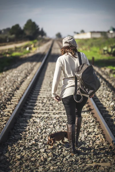 Femme marchant le long du chemin de fer — Photo