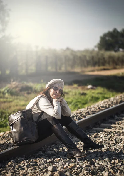 Femme marchant le long du chemin de fer — Photo