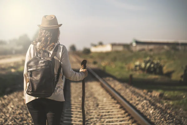 Mulher caminhando ao longo da ferrovia — Fotografia de Stock