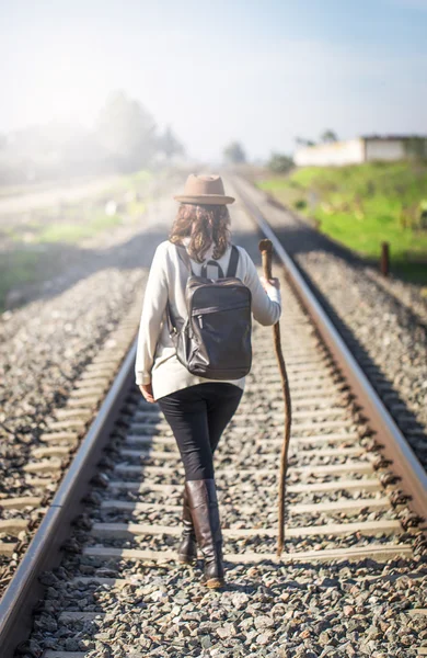 Mulher caminhando ao longo da ferrovia — Fotografia de Stock