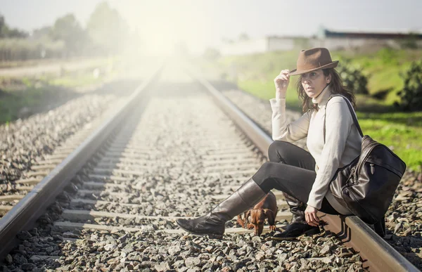 Mulher caminhando ao longo da ferrovia — Fotografia de Stock