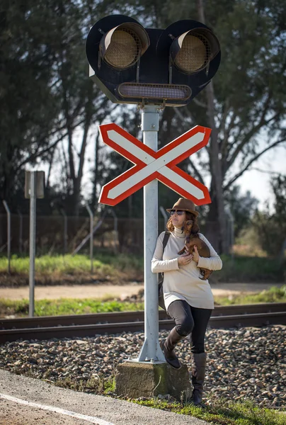 Woman walking along the railway — Stock Photo, Image