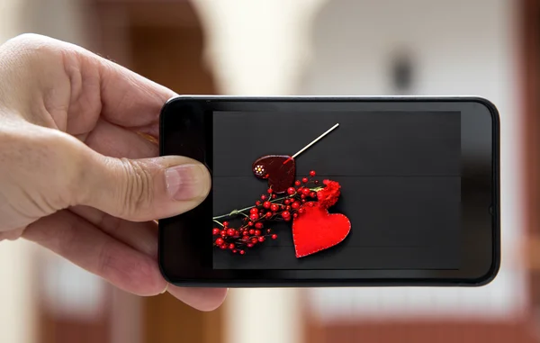 손을 잡고 빨간 카네이션의 꽃다발의 이미지와 스마트폰 — 스톡 사진