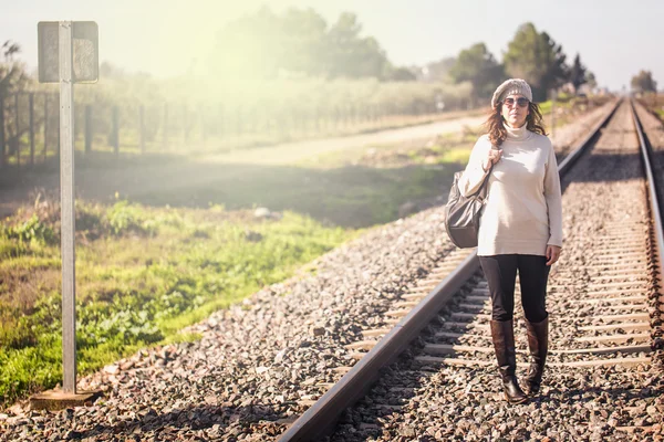 Femme marchant le long du chemin de fer — Photo