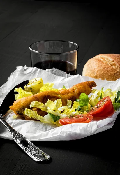 Fried fish with lettuce, lemon and tomato — Stock Photo, Image