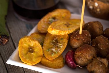 Kızarmış muz ile rulo köfte