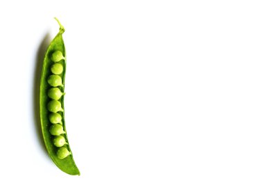 İzole taze yeşil bezelye