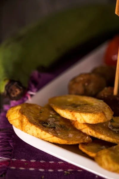 Hackbraten mit gebratener Banane — Stockfoto