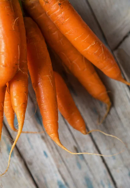 Porkkana nippu puinen tausta — kuvapankkivalokuva