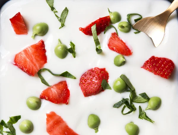 Guisantes y fresas en rodajas en crema —  Fotos de Stock